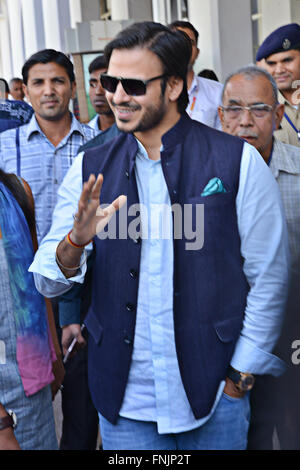 Jodhpur, Indien. 13. März 2016. Bollywood Film Schauspieler Vivek Oberoi kommt in Jodhpur Zivilflughafen, eine eigene Programm in Rajasthan, Indien zu besuchen. © Mohammed Sharif/Pacific Press/Alamy Live-Nachrichten Stockfoto