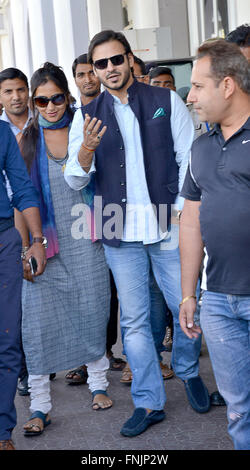 Jodhpur, Indien. 13. März 2016. Bollywood Film Schauspieler Vivek Oberoi kommt in Jodhpur Zivilflughafen, eine eigene Programm in Rajasthan, Indien zu besuchen. © Mohammed Sharif/Pacific Press/Alamy Live-Nachrichten Stockfoto