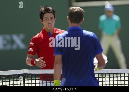 Indische Brunnen, Kalifornien, USA. 15. März 2016. Kei Nishikori (JPN) Tennis: Kei Nishikori (L) von Japan schüttelt Hände mit Steve Johnson von den USA nach Nishikori gewann der BNP Paribas Open Herren dritten Vorrundenspiel in Indian Wells, Kalifornien, USA Einzel. Bildnachweis: AFLO/Alamy Live-Nachrichten Stockfoto