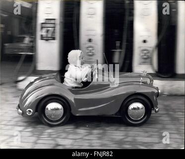 1964 - sie ist die "schnellste junge Dame '' in Penrith!, halbes Pint Größe Autofahrer; Die neueste Ergänzung zu den Reihen der Autofahrerinnen und-Fahrer bestimmt, um sich einen Namen zu machen ist eine sehr charmante junge blonde Fahrschüler Fiona Egglestone lebt mit ihren Eltern in Penrith, Cumberland. Fiona macht Geschichte, denn sie ist erst 18 Monate alt. Ihr dreißig vier Jahre alten Vater Garage Mechaniker Mr Harold Eggleston hat ihr ein super Kiddie-Auto aus und altes Spielzeug Tretauto gebaut und ausgestattet, mit einem 49 ccm luftgekühlten Motor zwei Getriebe, Zündung und Licht. Es dauerte ca. 50 Stunden, das Auto zu konstruieren, die jetzt Stockfoto