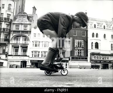 1964 - Barry und seine winzigen Zyklus: Barry Lapworth von Hastings, Sussex. hat keine Mühe, seinen Zyklus Parkplatz. Er stellt es nur in seinen Ranzen. Es ist nur sechs Zoll hoch und behauptet, um kleinste Fahrrad der Welt. und von seinem Vater. 8 Jahre Barry zeigt sein Geschick in Billy Smart-Weihnachts-Show in dem wird er auch Einrad fahren. Barry ist mit seinem Fahrrad am Strand von Hastings gesehen. © Keystone Bilder USA/ZUMAPRESS.com/Alamy Live-Nachrichten Stockfoto