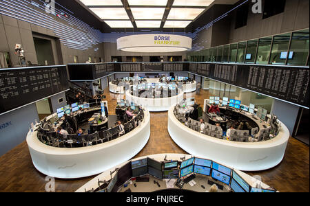 Börsenmakler sitzen vor dem Monitor auf dem Boden der Deutschen Börse in Frankfurt Am Main, Deutschland, 4. Januar 2016. Nachdem China stellten den Handel, stürzte der deutsche Leitindex. Foto: Alexander Heinl/dpa Stockfoto