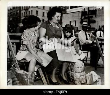 1954 - Bibel-Lesung auf dem Grün: New Haven, Conn - Bibel Passagen wurden vorgelesen von Clerygy und Laien von 11:00 bis 18:00 in Downtown New Haven während der zweiten jährlichen '' Bibel Lesung auf dem Grün." Das Programm wurde von der New Haven Bibel-Ausschuss in Zusammenarbeit mit dem lokalen Rat der Kirchen unterstützt. Lesen Passagen wurden von Seelsorger in einer Umfrage der American Bible Society gewählt. Die Selektionen wurden gewählt '' nicht nur inspirieren, sondern auch der Öffentlichkeit Gelegenheit, Mut zu finden geben der Gegenwart. Foto zeigt eine Mutter und ihre zwei Kinder Stockfoto