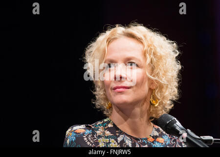 Köln, Deutschland. 15. März 2016. Deutsche Schauspielerin Katja Riemann auf Stadium während einer Lesung mit dem britischen Schriftsteller Mitchell auf dem internationalen Literaturfestival Lit.Cologne in Köln, Deutschland, 15. März 2016 abgebildet. Foto: ROLF VENNENBERND/Dpa/Alamy Live News Stockfoto