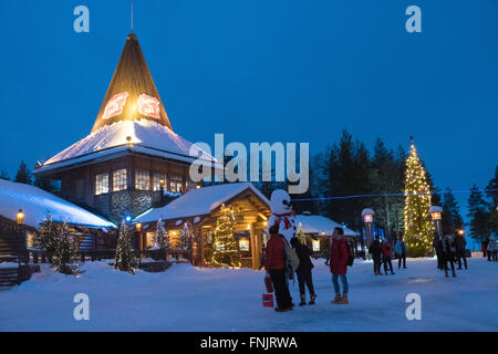 Rovaniemi, Lappland. 8. Februar 2016. Das Weihnachtsdorf am Polarkreis in Rovaniemi, Lappland, 8. Februar 2016. Santa Clause Arbeitsplatz Village ist ein berühmter touristischer Ort am nördlichen Polarkreis. Er kann jeden Tag erfüllt werden. Nachrichten, die von hier gesendet bekommt den Polarkreis-Stempel. Foto: Peter Endig - NO-Draht-SERVICE-/ Dpa/Alamy Live News Stockfoto