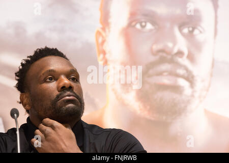 Hamburg, Deutschland. 15. März 2016. Britische Schwergewichtsboxer Dereck Chisora besucht eine Pressekonferenz mit Box-Promoter Kalle Sauerland und bulgarischer Boxer Kubrat Pulev in Hamburg, Deutschland, 15. März 2016. Pulev stellen Chisora in einem Kampf in Hamburg am 07. Mai. Foto: CHRISTIAN CHARISIUS/Dpa/Alamy Live News Stockfoto