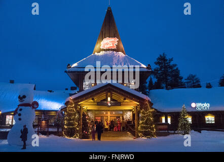 Rovaniemi, Lappland. 8. Februar 2016. Das Weihnachtsdorf am Polarkreis in Rovaniemi, Lappland, 8. Februar 2016. Santa Clause Arbeitsplatz Village ist ein berühmter touristischer Ort am nördlichen Polarkreis. Er kann jeden Tag erfüllt werden. Nachrichten, die von hier gesendet bekommt den Polarkreis-Stempel. Foto: Peter Endig - NO-Draht-SERVICE-/ Dpa/Alamy Live News Stockfoto