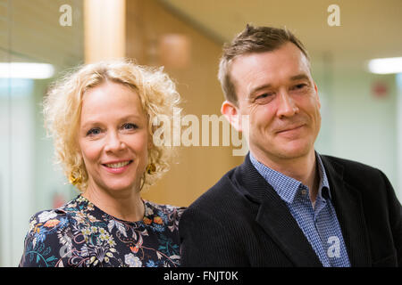 Köln, Deutschland. 15. März 2016. Britischer Schriftsteller David Mitchell (R) und deutsche Schauspielerin Katja Riemann posieren auf dem internationalen Literaturfestival Lit.Cologne in Köln, Deutschland, 15. März 2016. Mitchells neues Buch "The Bone Uhren" ist eine metaphysische Thriller, eine moralische Behandlung und Chronik unserer selbstzerstörerischen Handlungen. Lit.Cologne, Europas größte Literaturfestival laut den Organisatoren läuft bis zum 19. März 2016. Foto: ROLF VENNENBERND/Dpa/Alamy Live News Stockfoto