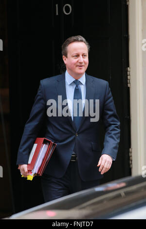 11 Downing Street, London UK. 16. März 2016. Der Premierminister fährt Downing Street vor dem Haushalt 2016.  Bildnachweis: Chris Yates / Alamy Live News Stockfoto