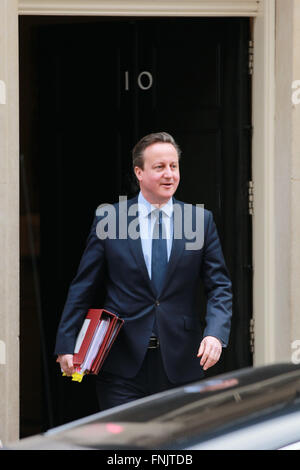 11 Downing Street, London UK. 16. März 2016. Der Premierminister fährt Downing Street vor dem Haushalt 2016. Bildnachweis: Chris Yates / Alamy Live News Stockfoto