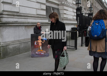 Westminster London, UK. 16. März 2016. Politischer Satiriker Künstler Kaya vor Downing Street als Kanzler George Osborne seine 8. Budget, das House Of Commons liefert und wird voraussichtlich neue Sparmaßnahmen gehören Maßnahmen einer Anhebung der Kraftstoff und 4 Milliarden Ausgabenkürzungen Credit: Amer Ghazzal/Alamy Live-Nachrichten Stockfoto