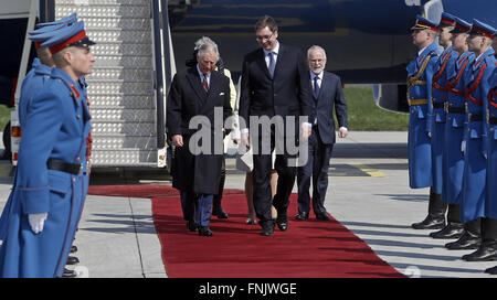 Belgrad, Serbien. 16. März 2016. Großbritanniens Prinz Charles (L, Center), Prinz von Wales, wird von serbischer Ministerpräsident Aleksandar Vucic auf Nikola Tesla Flughafen in Belgrad, Serbien, am 16. März 2016 begrüßt. Prinz Charles und seine Frau Camilla besuchen Serbien am 16. März und 17, der erste Besuch durch das Königspaar in Serbien seit 1978, als Teil einer regionalen Tour umfasst Kroatien, Montenegro und Kosovo. Bildnachweis: Predrag Milosavljevic/Xinhua/Alamy Live-Nachrichten Stockfoto