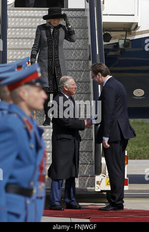 Belgrad, Serbien. 16. März 2016. Großbritanniens Prince Charles (C), Prince Of Wales und Camilla (siehe oben), Herzogin von Cornwall, begrüßen Serbian Prime Minister Aleksandar Vucic (R) auf Nikola Tesla Flughafen in Belgrad, Serbien, am 16. März 2016. Prinz Charles und seine Frau Camilla besuchen Serbien am 16. März und 17, der erste Besuch durch das Königspaar in Serbien seit 1978, als Teil einer regionalen Tour umfasst Kroatien, Montenegro und Kosovo. Bildnachweis: Predrag Milosavljevic/Xinhua/Alamy Live-Nachrichten Stockfoto