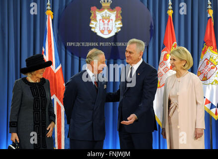 Belgrad, Serbien. 16. März 2016. Großbritanniens Prinz Charles (2 L), Prince Of Wales und Camilla (1. L), Herzogin von Cornwall, posieren für Fotos mit serbischer Ministerpräsident Aleksandar Vucic (2. R) und seine Frau Dragica in Belgrad, Serbien, am 16. März 2016. Prinz Charles und seine Frau Camilla besuchen Serbien am 16. März und 17, der erste Besuch durch das Königspaar in Serbien seit 1978, als Teil einer regionalen Tour umfasst Kroatien, Montenegro und Kosovo. Bildnachweis: Predrag Milosavljevic/Xinhua/Alamy Live-Nachrichten Stockfoto