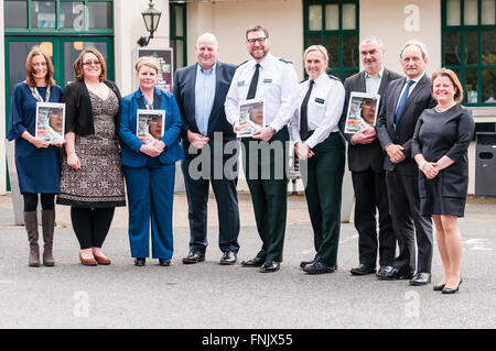 Belfast, Nordirland. 16. März 2016 - PSNI Host Hass und Signal-Verbrechen-Seminar. (L-R) Denise Wright (South Belfast Roundtable) Jolena Flett (Migrant Zentrum NI), Kerry Malone (PBNI), Paul Giannasi (Justizministerium), ACC Stephen Martin (PSNI), Supt. Paula Hilman (PSNI), Neil Jarman (Institut für Konfliktforschung), Jonathan McIvor (Sirene), Eva Grosman (vereinen gegen Hass) Credit: Stephen Barnes/Alamy Live News Stockfoto