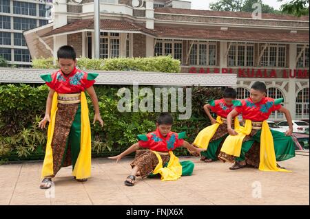 Kuala Lumpur, Malaysia. 19. Oktober 2014. Kinder in traditionellen Trachten in Kuala Lumpur, Malaysia, 19. Oktober 2014. Foto: Sebastian Kahnert - NO-Draht-SERVICE-/ Dpa/Alamy Live News Stockfoto