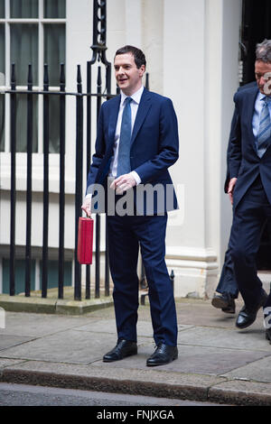 London, UK. 16. März 2016. Der Kanzler des Finanzministeriums, der Rt Hon George Osborne MP zeigt Feld rot Budget vor 2016 Budget Credit: Alan West/Alamy Live News Stockfoto