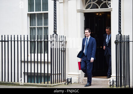 London, UK. 16. März 2016. Budget 2016 den Kanzler des Finanzministeriums, der Rt Hon George Osborne MP zeigt die Red Budget Box vor 2016 Budget Credit: Alan West/Alamy Live News Stockfoto