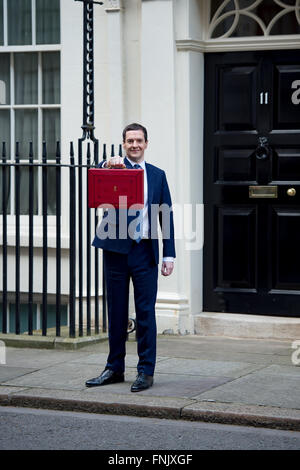 London, UK. 16. März 2016. Der Kanzler des Finanzministeriums, der Rt Hon George Osborne MP zeigt Feld rot Budget vor 2016 Budget Credit: Alan West/Alamy Live News Stockfoto