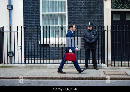 London, UK. 16. März 2016. Der Kanzler des Finanzministeriums, der Rt Hon George Osborne MP zeigt Feld rot Budget vor 2016 Budget Credit: Alan West/Alamy Live News Stockfoto