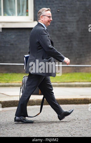 London, UK. 16. März 2016. Die Rt Hon Michael Gove MP verlässt Downing Street nach einer Kabinettssitzung vor 2016 Budget Credit: Alan West/Alamy Live News Stockfoto
