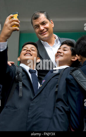 Präsident Correa stellt mit Studenten in seiner Kindheit Schule in Guayaquil während der Dreharbeiten zu Ecuador: The Royal Tour. Stockfoto