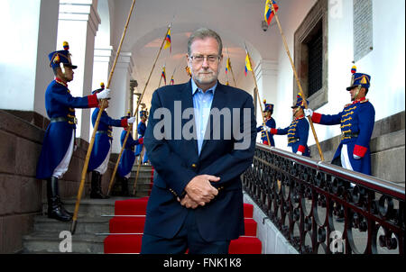 Peter Greenberg im Präsidentenpalast in Quito während der Dreharbeiten zu Ecuador: The Royal Tour. Stockfoto