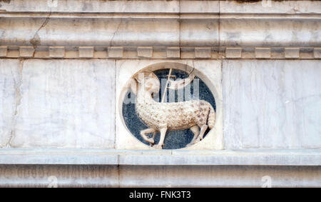 Agnus Dei tragen ein Christ kennzeichnen, Portal der Cattedrale di Santa Maria del Fiore, Florenz, Italien Stockfoto