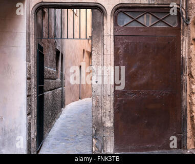 Tür und engen Straße im historischen Zentrum von Palma De Mallorca, Balearen, Spanien. Stockfoto