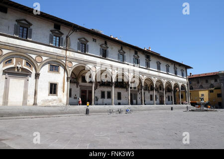 Findelhaus, entworfen von Brunelleschi in Piazza SS. Annunziata, Florenz, Italien Stockfoto