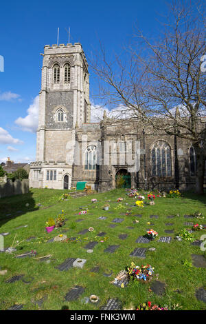 St.-Martins Kirche Zentrum in Liskeard, Cornwall, England.  Feuerbestattung Gedenken Plaketten. Stockfoto