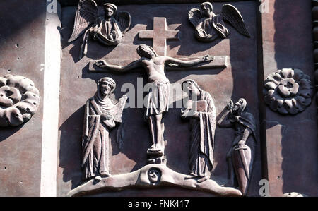 Kreuzigung von Bonanno Pisano aus die Bronzetüren der Cathedral St. Maria Himmelfahrt in Pisa, Italien Stockfoto