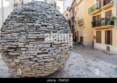 Skulptur Stein in der Straße in der Nähe Museum Es Baluard, Palma De Mallorca, Balearen, Spanien. Stockfoto