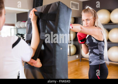 Zwei fokussierte Frauen Boxen in der Turnhalle Stockfoto