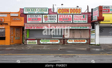 Imbissstände in Hampton Beach, New Hampshire in der Nebensaison. Stockfoto