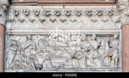 Verkündigung, Geburt Christi und Anbetung der Könige, Lünette über dem Portal der Kathedrale von St. Martin in Lucca, Italien Stockfoto