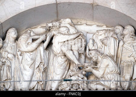 Der Kreuzabnahme, Lünette über dem Portal der Kathedrale von St. Martin in Lucca, Italien Stockfoto