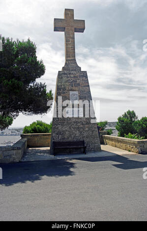 Kreuz in der Nähe von Pietro E Paolo Kirche Basilica Pontificia Capo Santa Maria Di Leuca, Apulien, Süditalien Stockfoto