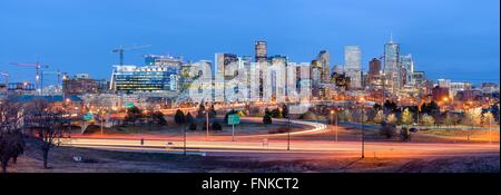 Denver, Colorado, USA - 9. Dezember 2015: Panorama Dezember Abend Blick auf Downtown Denver, Blick von der Westseite der Stadt. Stockfoto