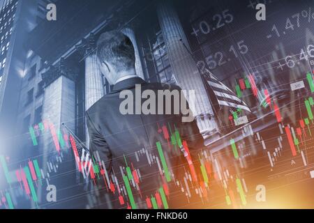 Finanzielle Händler Konzept. Weltwirtschaft und finanzielle konzeptionelle Darstellung mit junger Händler vor Börse Stockfoto