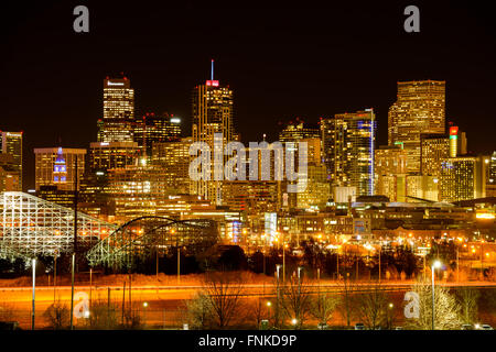 Denver, Colorado, USA - 9. Dezember 2015: Ein Panoramablick Nachtansicht auf bunten Dezember Skyline von Downtown Denver Südwestseite Stockfoto