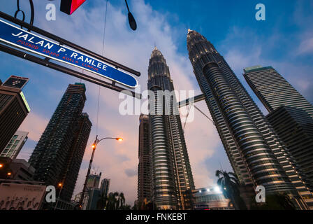 Petronas Twin Towers, das bekannteste Wahrzeichen von Kuala Lumpur. Sie waren einmal zertifiziert als das höchste Gebäude der Welt Stockfoto