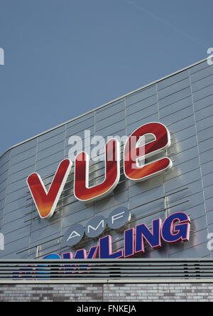 Vue Kinosign, Logo auf Aluminium-Regenschirm-Verkleidung angebracht, am Felsen Dreieck Mischnutzung Entwicklung, Freizeit-Komplex, Bury Stadtzentrum großbritannien Stockfoto