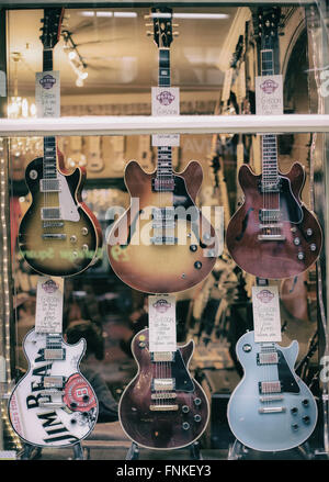 Elektrische Gitarren hängen im Schaufenster Denmark Street Stockfoto