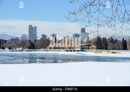 Winter am Stadtpark - eine weiße Winterlandschaft in einem Stadtpark an der Ostseite der Innenstadt von Denver, Colorado, USA. Stockfoto