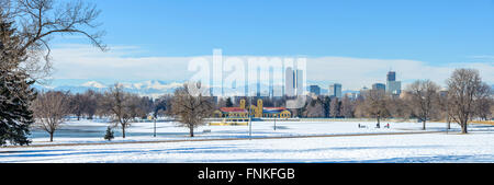 Denver, Colorado, USA - 28. Dezember 2015: Ein Panorama Winter Blick auf einem verschneiten Stadtpark an Ostseite des Downtown Denver. Stockfoto