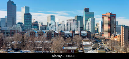 Denver, Colorado, USA - 28. Dezember 2015: Ein Panorama Winter Stadtbild der Ostseite von Downtown Denver. Stockfoto