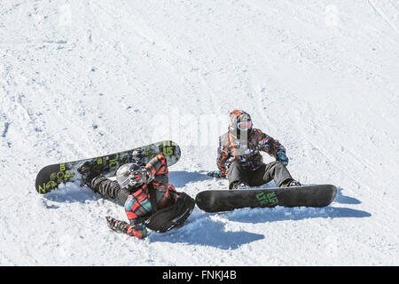 Sofia, Bulgarien - 12. März 2016: Zwei Teenager Snowboarder auf der Piste kurz vor einem Freestyle-Wettbewerb für sitzen Stockfoto