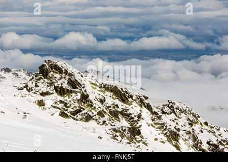 Ein felsiger Berg Vitosha Berg mit Schnee bedeckt. Zeigen Sie gegen den bewölkten Himmel über Bulgariens Hauptstadt Sofia an. Stockfoto