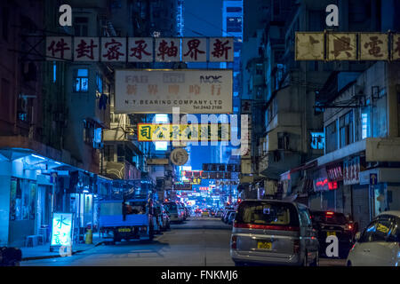 HONG KONG, CHINA - 15. März 2016: Volle Menschen gehen über den Markt im 15. März 2016 in Mong Kok, Hong Kong. Mong Kok, Hong K Stockfoto